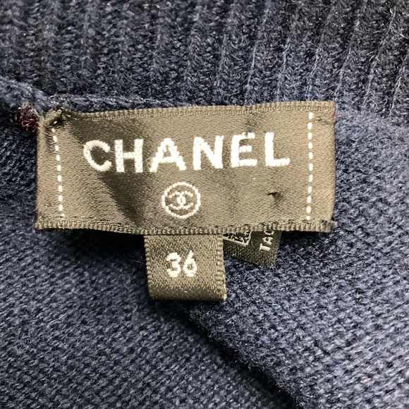 CHANEL NAVY BLUE / BURGUNDY / PINK / WHITE 2023 CC LOGO BUTTON CASHMERE KNIT CAR - Picture 4 of 7
